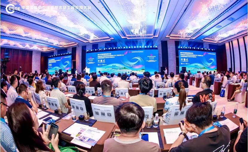 一群人在餐厅里

描述已自动生成